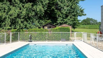 Piscina externa sazonal, guarda-sóis, espreguiçadeiras