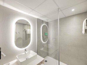 Habitación estándar, varias camas | Muebles diferentes, escritorio y espacio para trabajar con laptop 