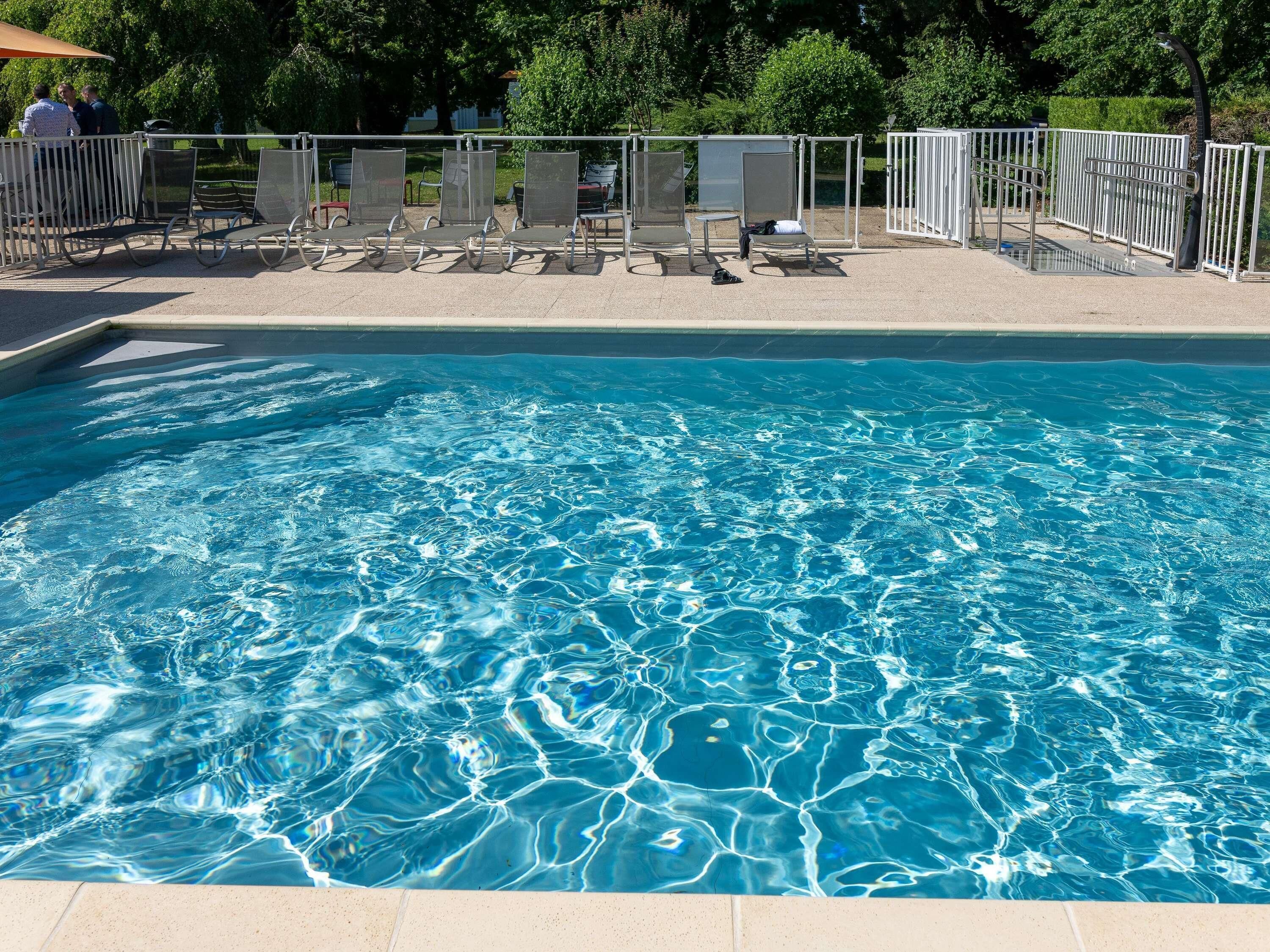 Piscina externa sazonal, guarda-sóis, espreguiçadeiras