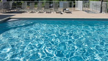 Piscina externa sazonal, guarda-sóis, espreguiçadeiras