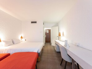 Habitación estándar, varias camas | Muebles diferentes, escritorio y espacio para trabajar con laptop 