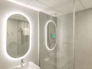 Combined shower/bathtub, eco-friendly toiletries, hair dryer, towels - Novotel Mâcon Nord – Porte de Bourgogne (Macon)
