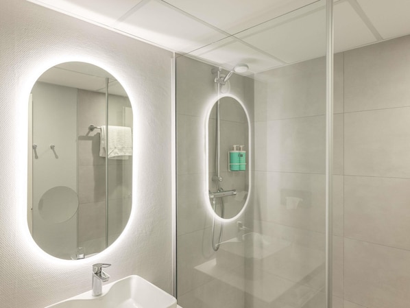 Combined shower/tub, eco-friendly toiletries, hair dryer, towels