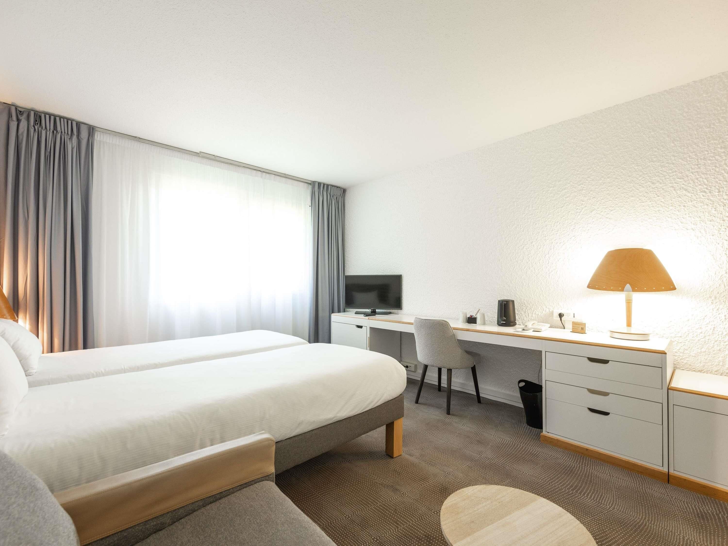 طراز فريد لكل وحدة ومكتب ومساحة عمل للكمبيوتر المحمول وستائر تعتيم