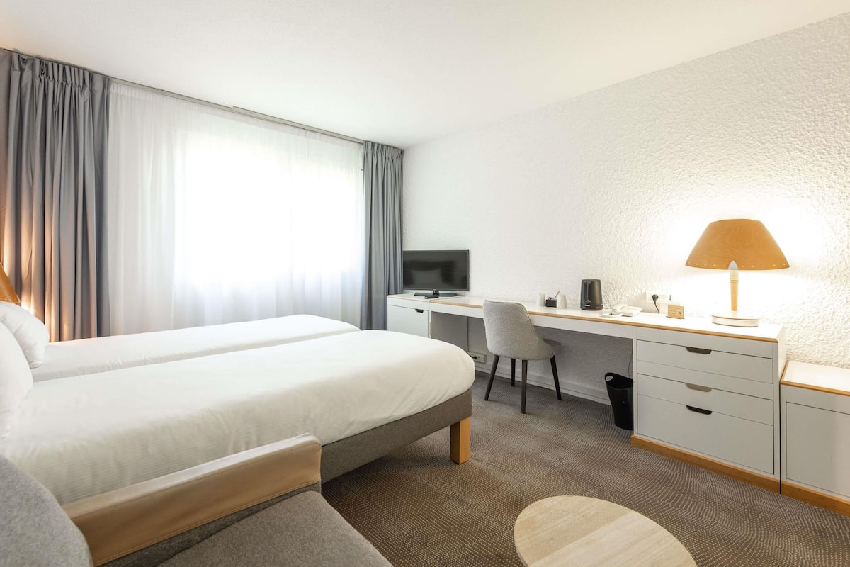 Chambre Standard, plusieurs lits | Ameublement personnalisé, bureau