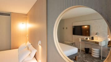 Muebles diferentes, escritorio y espacio para trabajar con laptop