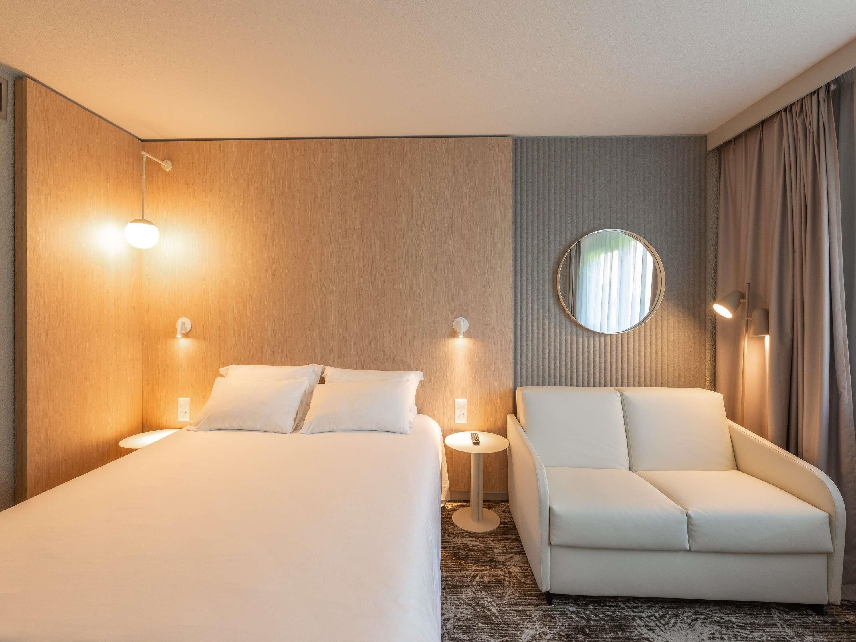 Unika möbler, skrivbord, arbetsyta för laptop och mörkläggningsgardiner