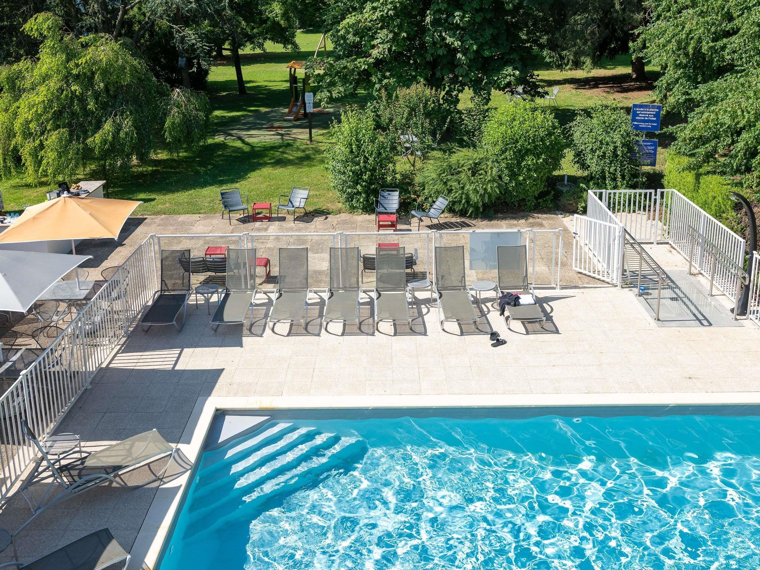 Piscine extérieure (ouverte en saison), parasols de plage