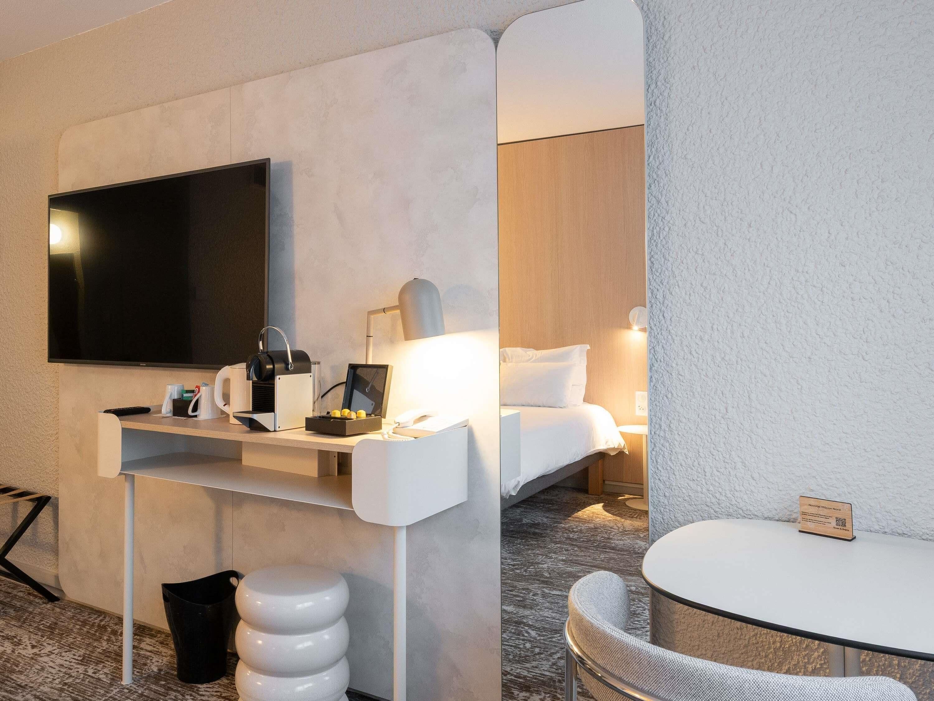 Kamar Eksekutif, 1 Tempat Tidur Double dengan tempat tidur Sofa | Dilengkapi dengan perabotan berbeda-beda dan meja kerja