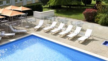 Piscine extérieure (ouverte en saison), parasols de plage