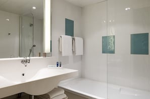 Combined shower/bathtub, eco-friendly toiletries, hair dryer, towels