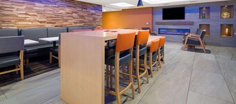 La Quinta Inn & Suites by Wyndham Orange County Airport