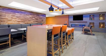 La Quinta Inn & Suites by Wyndham Orange County Airport