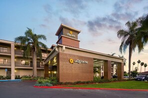 Exterior - La Quinta Inn & Suites by Wyndham Orange County Airport (Santa Ana)
