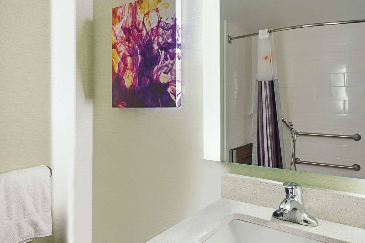Badezimmer | Kostenlose Toilettenartikel, Haartrockner, Handtücher