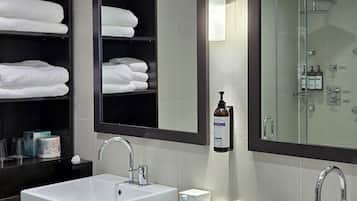 Un bagno moderno con due lavabi, un ampio specchio e un box doccia in vetro.