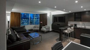 Suite – deluxe, 1 kingsize-seng, byutsikt | Oppholdsområde | En 47-tommers LED-TV med digitale kanaler samt TV og strømmetjenester