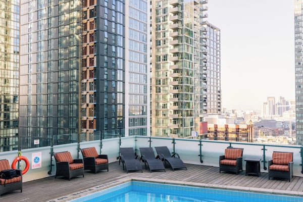 Seasonal outdoor pool, open 6:30 AM to 10:00 PM, sun loungers