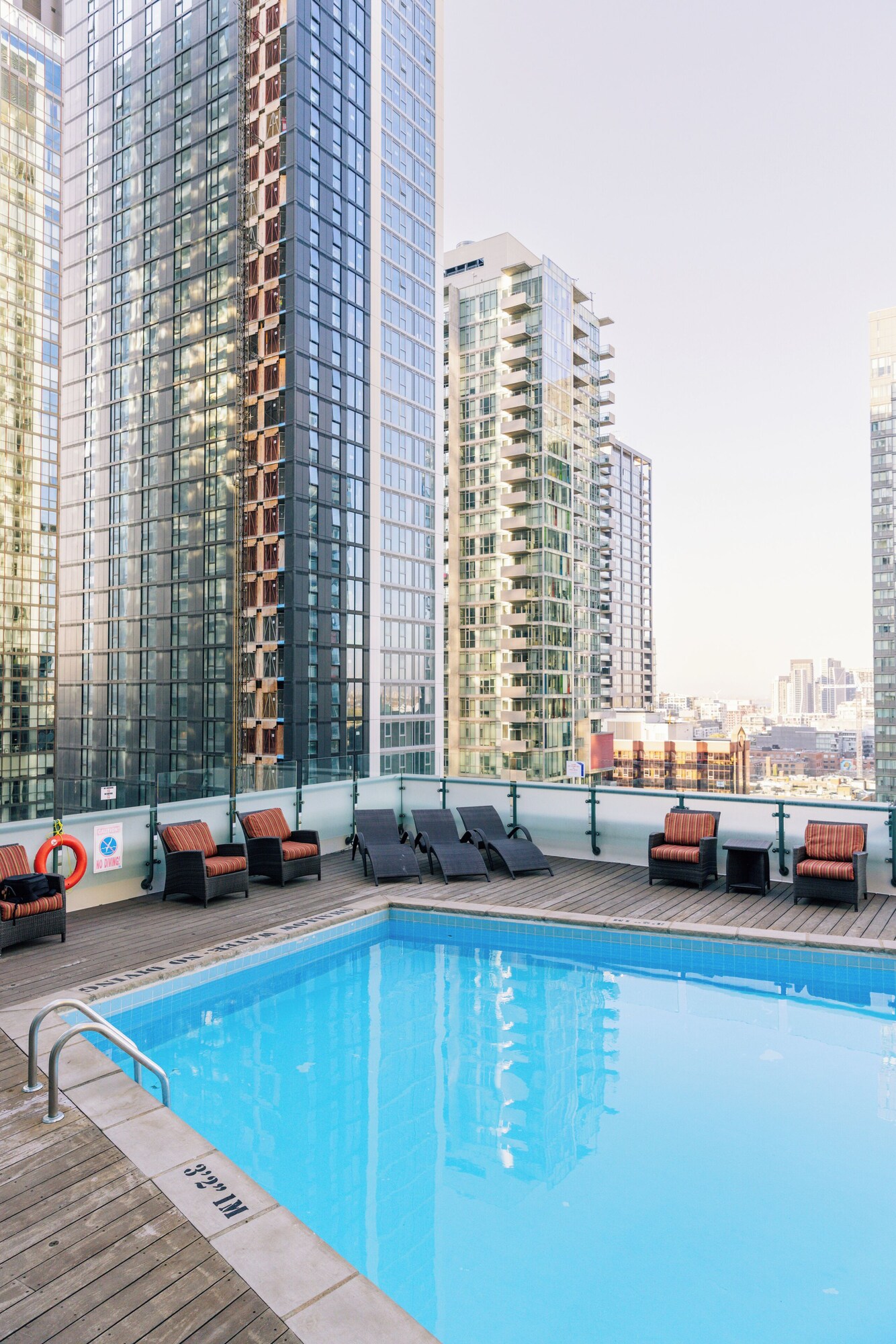 Seasonal outdoor pool, open 6:30 AM to 10:00 PM, sun loungers