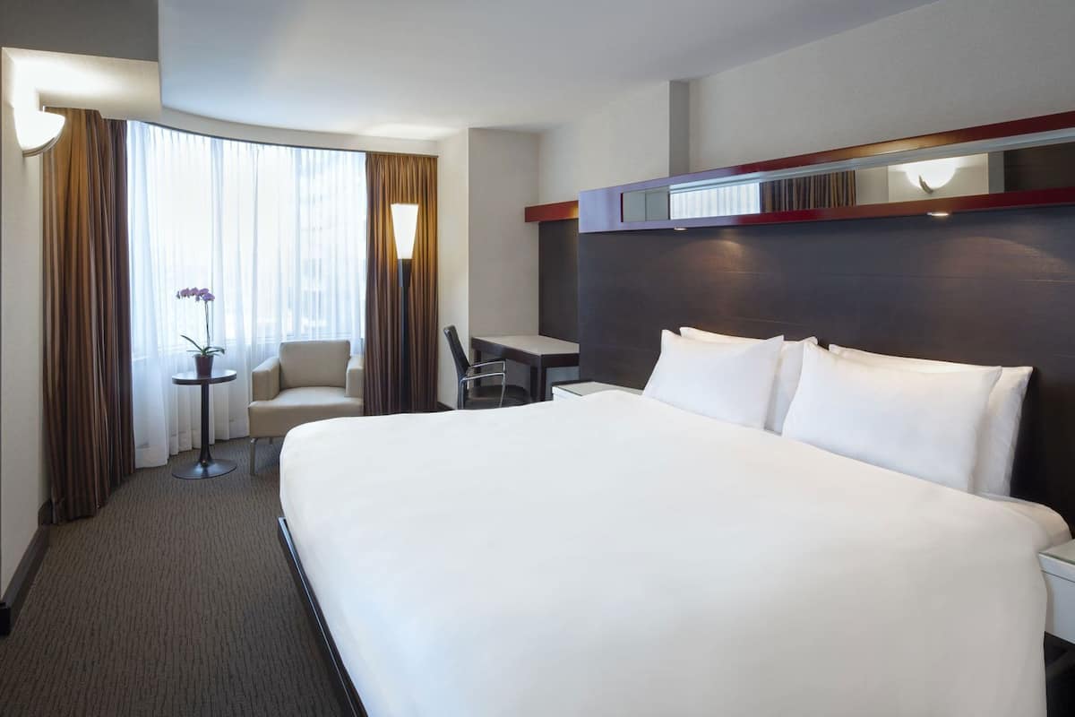 Hypo-allergenic bedding, down comforters, in-room safe, desk