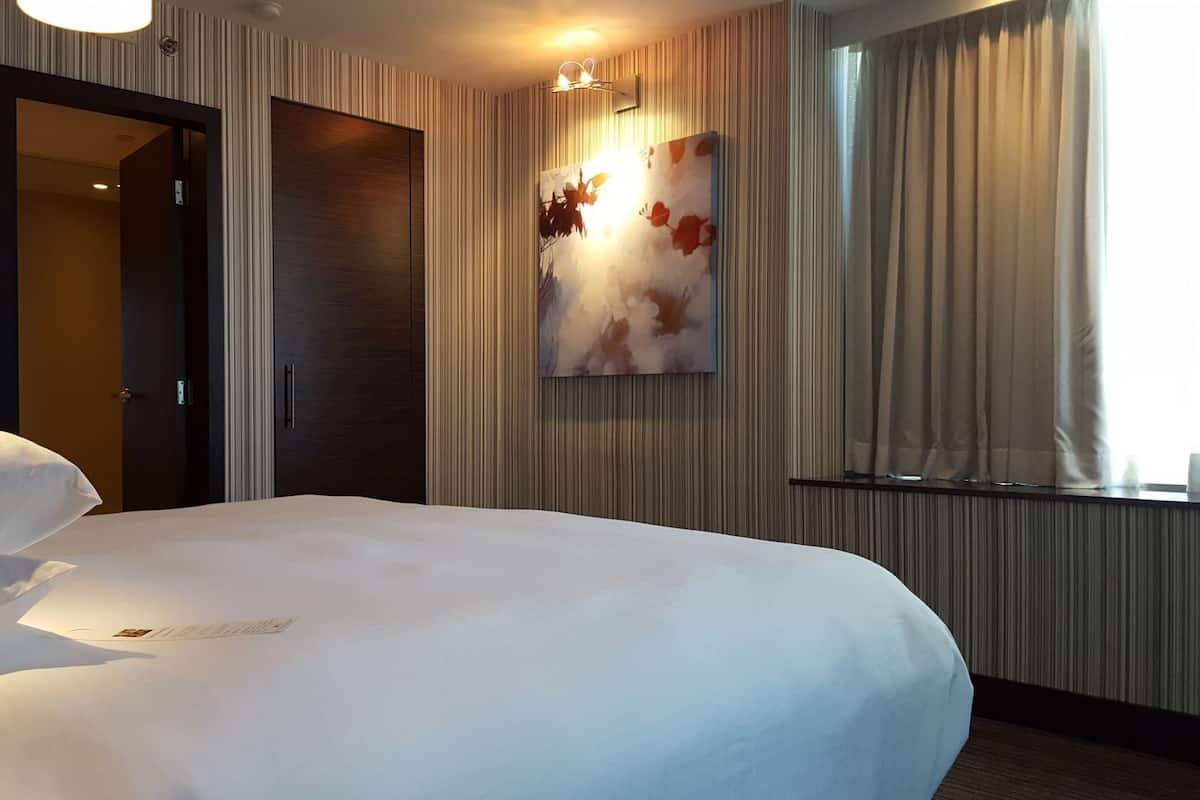 Hypo-allergenic bedding, down comforters, in-room safe, desk