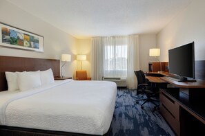 Escritorio, cortinas opacas, tabla de planchar con plancha