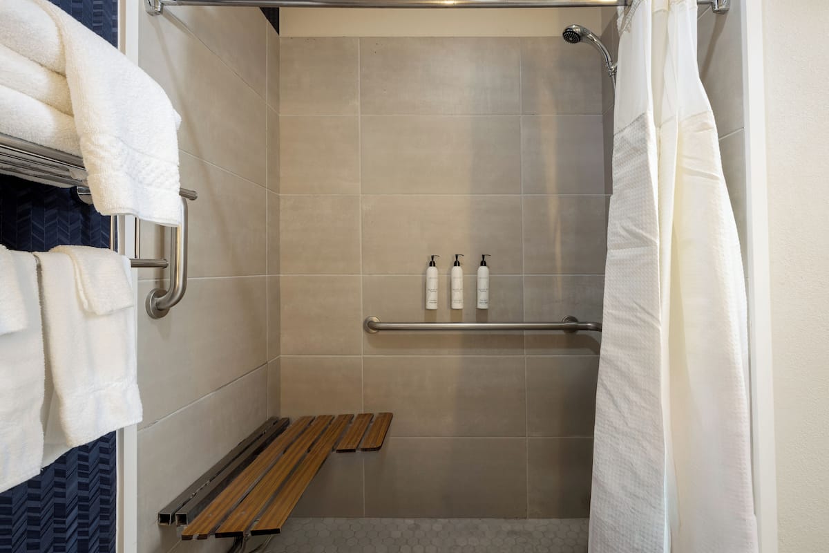 Habitación, 2 camas Queen size (Mobility/Hearing Access, Roll-In Shwr) | Baño | Tina con regadera, amenidades de baño gratuitas, secadora de cabello
