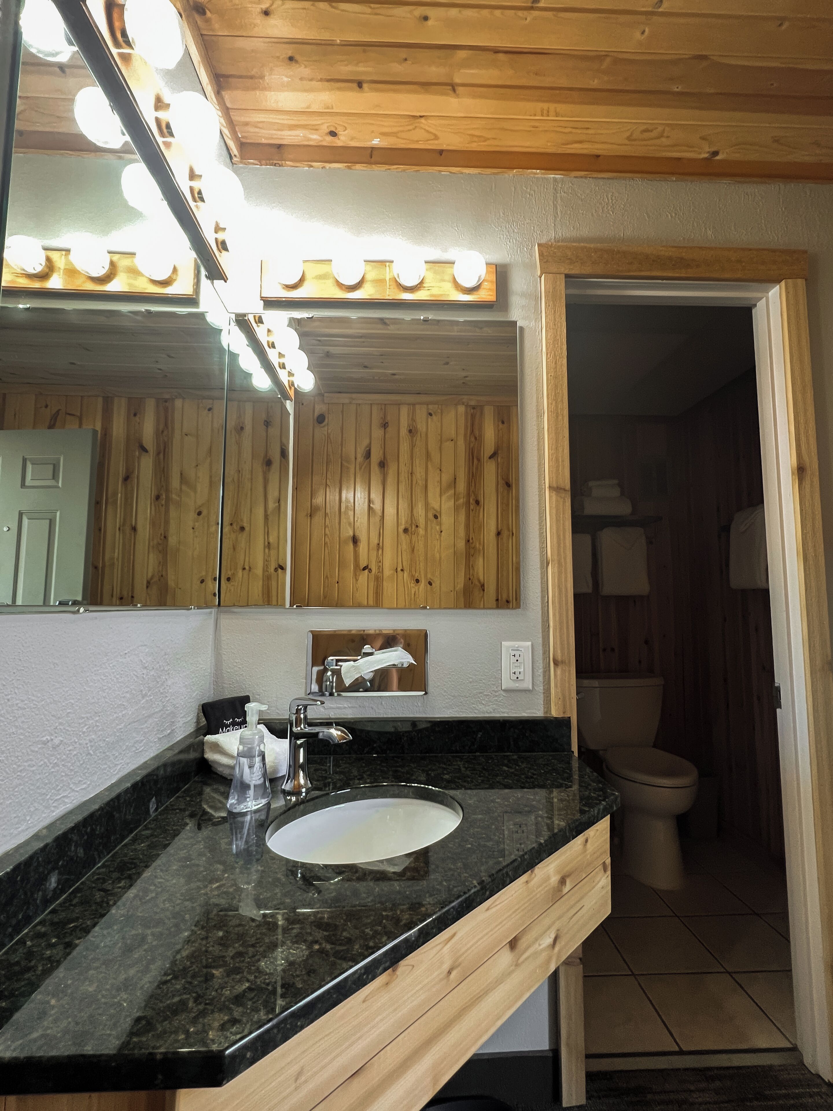 combined shower/bathtub, hair dryer, towels