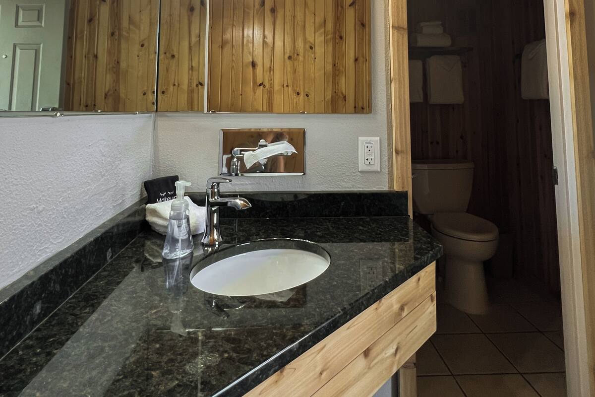 combined shower/bathtub, hair dryer, towels