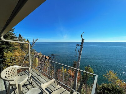 เดอะ คลิฟฟ์ ดเวลเลอร์ ออน เลคซูพีเรียร์