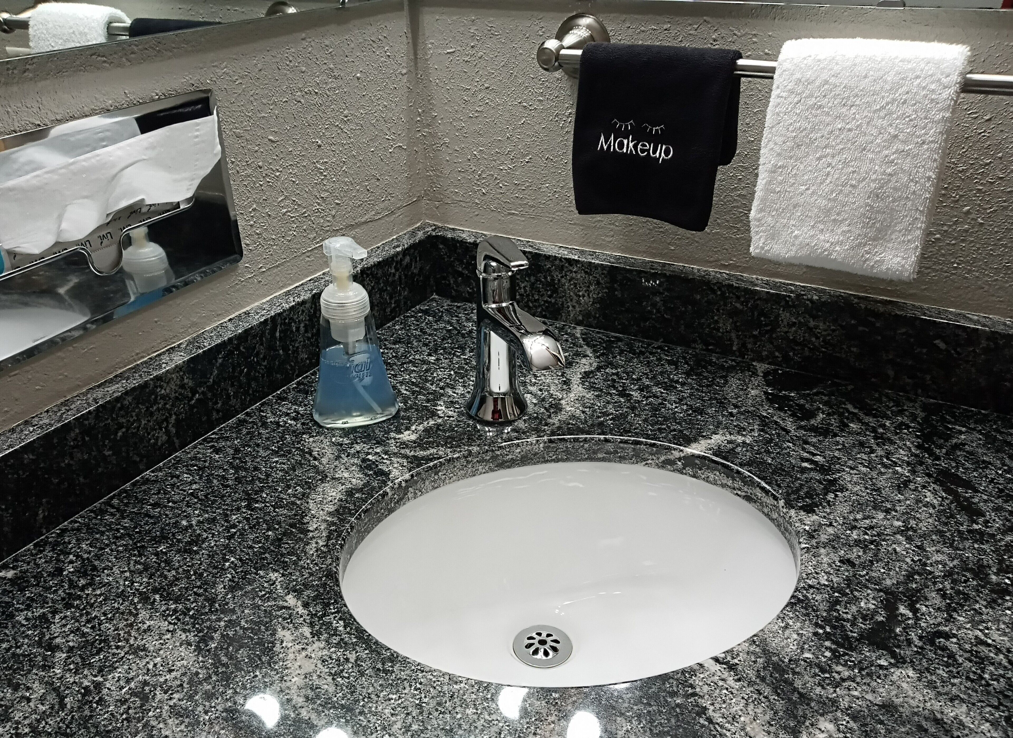 combined shower/bathtub, hair dryer, towels