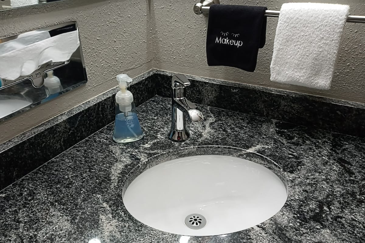 combined shower/bathtub, hair dryer, towels