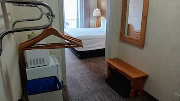 Chambre Simple Tradition, 1 très grand lit, accessible aux personnes à mobilité réduite, vue lac | Coin séjour | Télévision à écran plat de 32 pouces avec chaînes par satellite