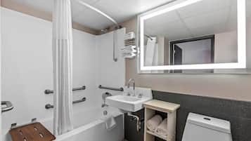 Une salle de bain avec une baignoire, un lavabo, des toilettes et un miroir.