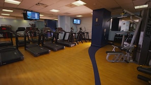 Ett gym med löpband, crosstrainers och styrketräningsutrustning.