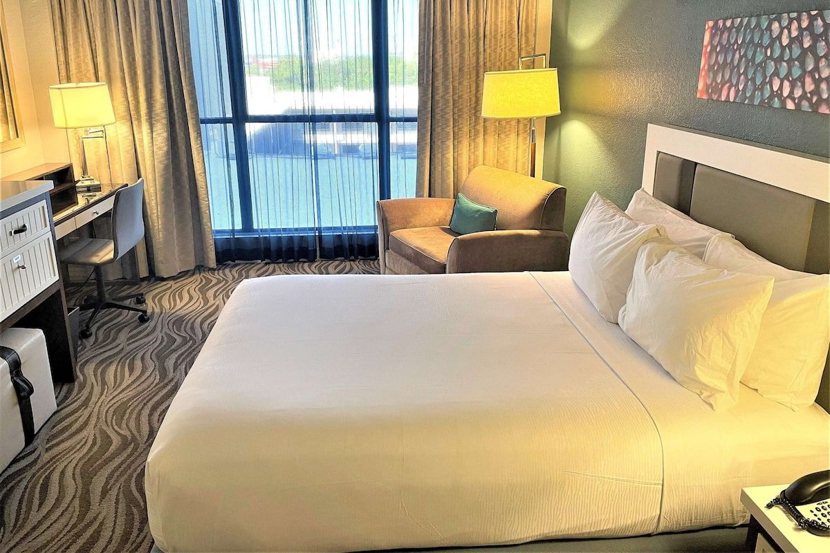 Room, 1 Queen Bed, Non Smoking (Step-In Shower) | Premium bedding, pillowtop beds, in-room safe, desk