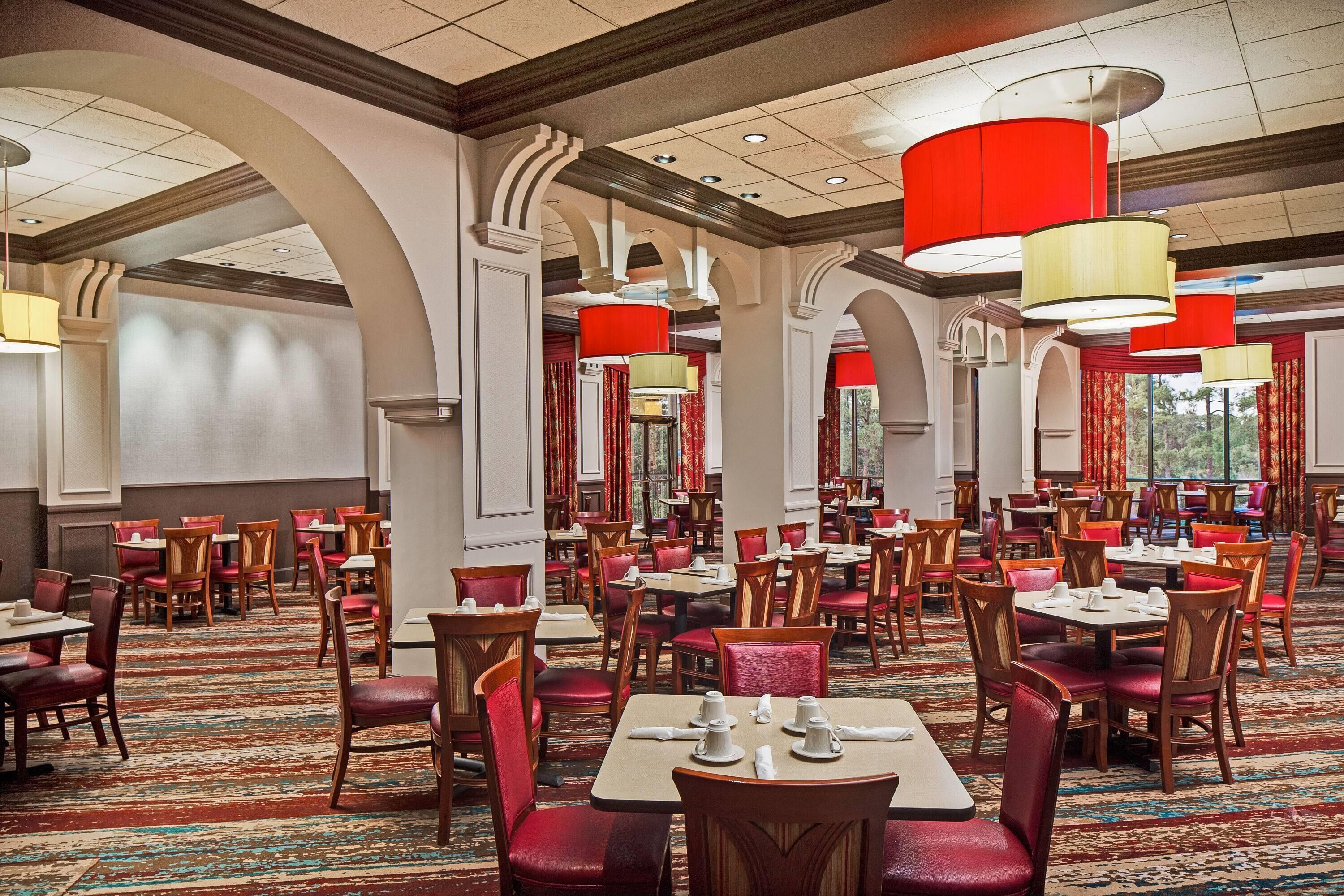3 restaurants; ze serveren er ontbijt, lunch, diner en brunch 