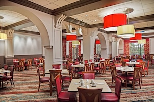 3 restaurantes; se sirve desayuno, almuerzo, cena y brunch