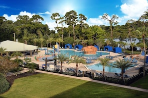 2 piscines extérieures, piscine chauffée, cabanas (supplément), parasols