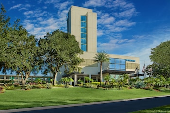 Hotel exterior and entrance at Wyndham Lake Buena Vista – Disney Springs® Area