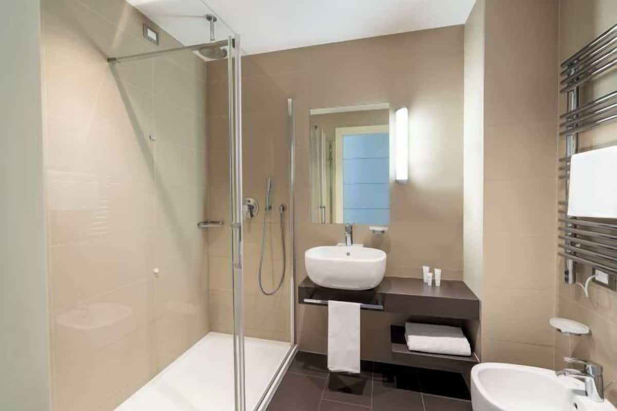 Shower, pancuran hujan, perlengkapan mandi gratis, dan pengering rambut