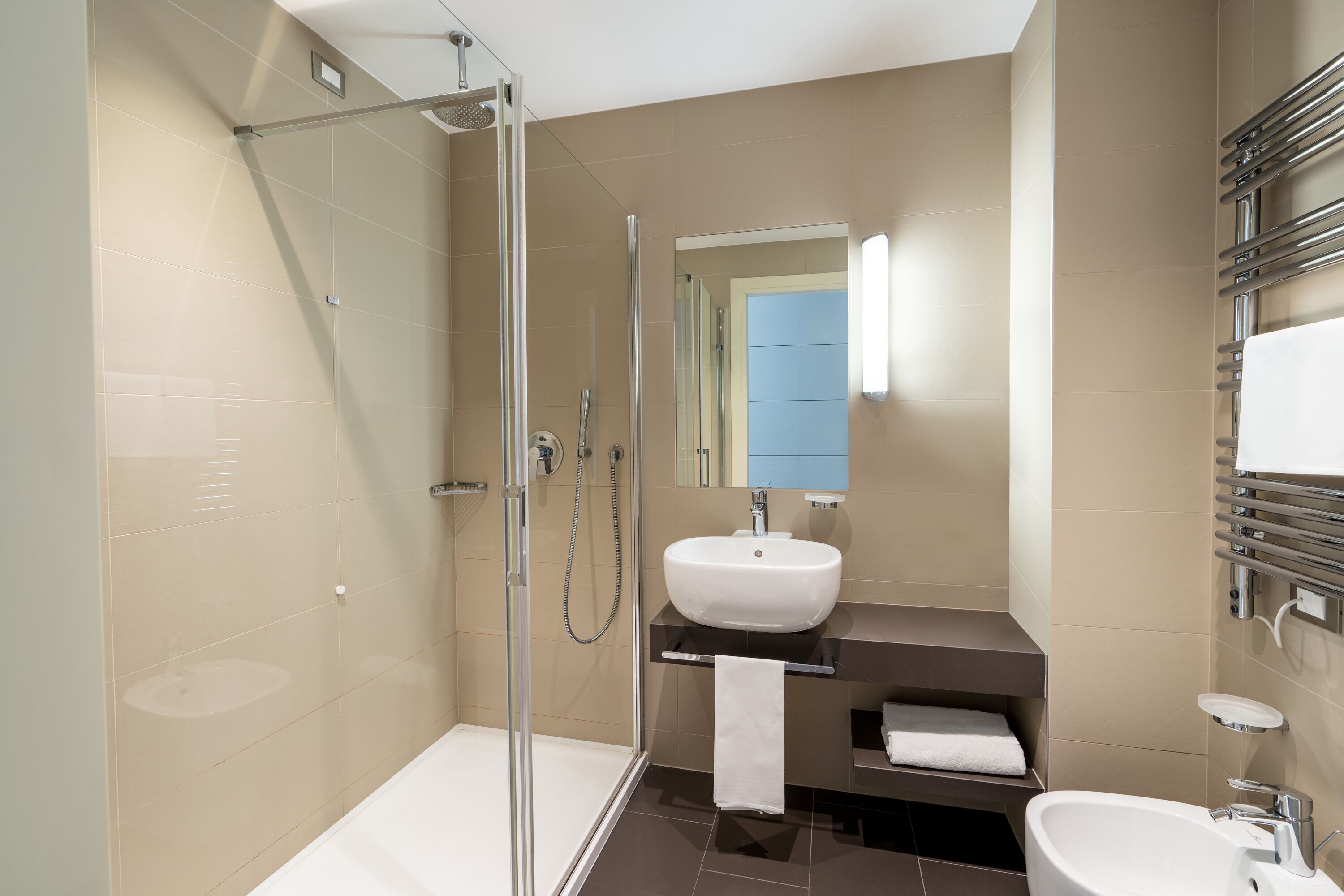 shower, rainfall showerhead, free toiletries, hair dryer