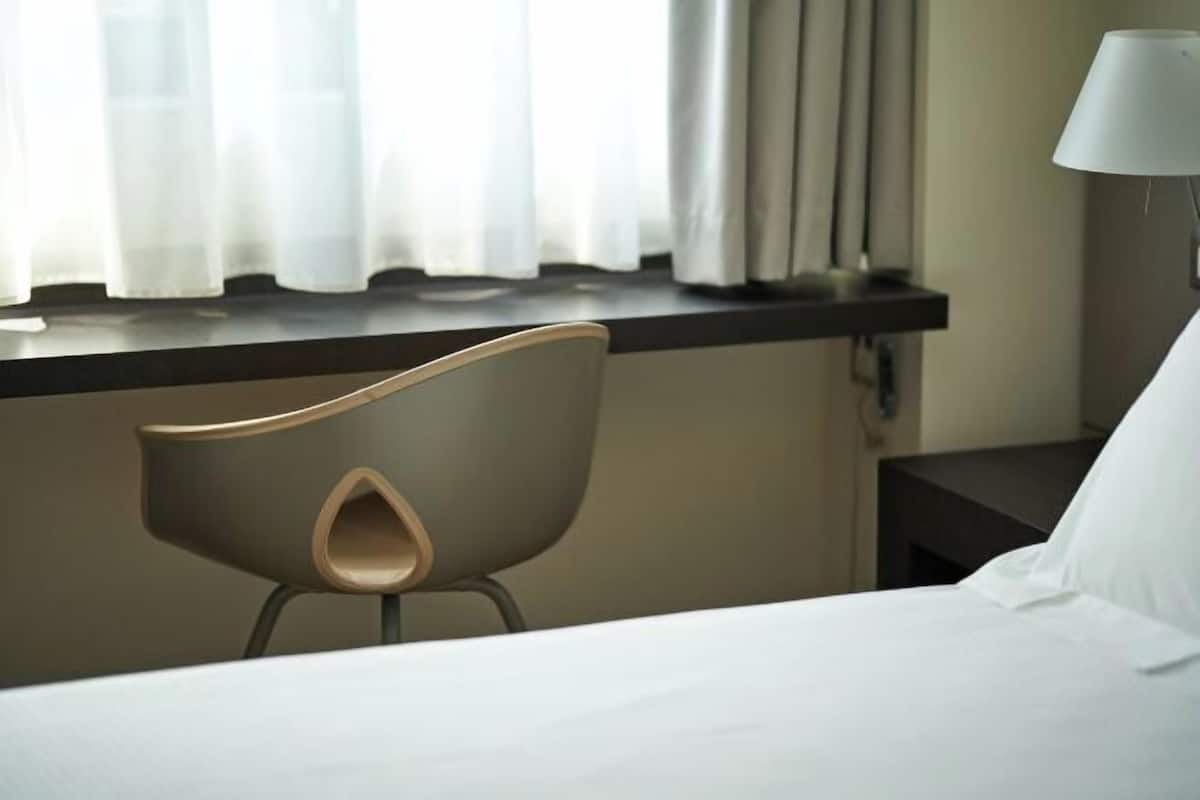 Seprai premium, selimut bulu angsa, busa memori, dan minibar