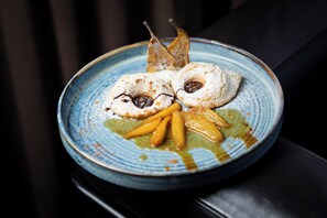 Déjeuner et dîner servis sur place, spécialités Cuisine italienne