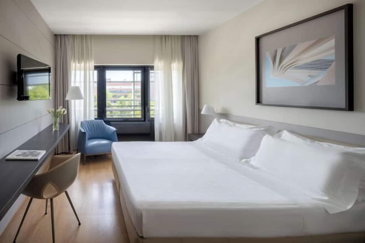 Seprai premium, selimut bulu angsa, busa memori, dan minibar
