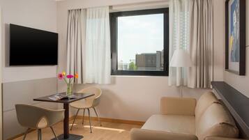 Suite, 1 dobbeltseng | Sengetøy av topp kvalitet, dundyner, memory foam-senger og minibar