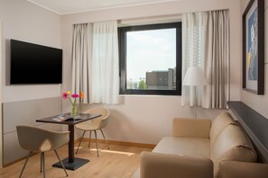 Suite, 1 dobbeltseng | Sengetøy av topp kvalitet, dundyner, memory foam-senger og minibar