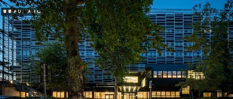 Fachada da propriedade à noite