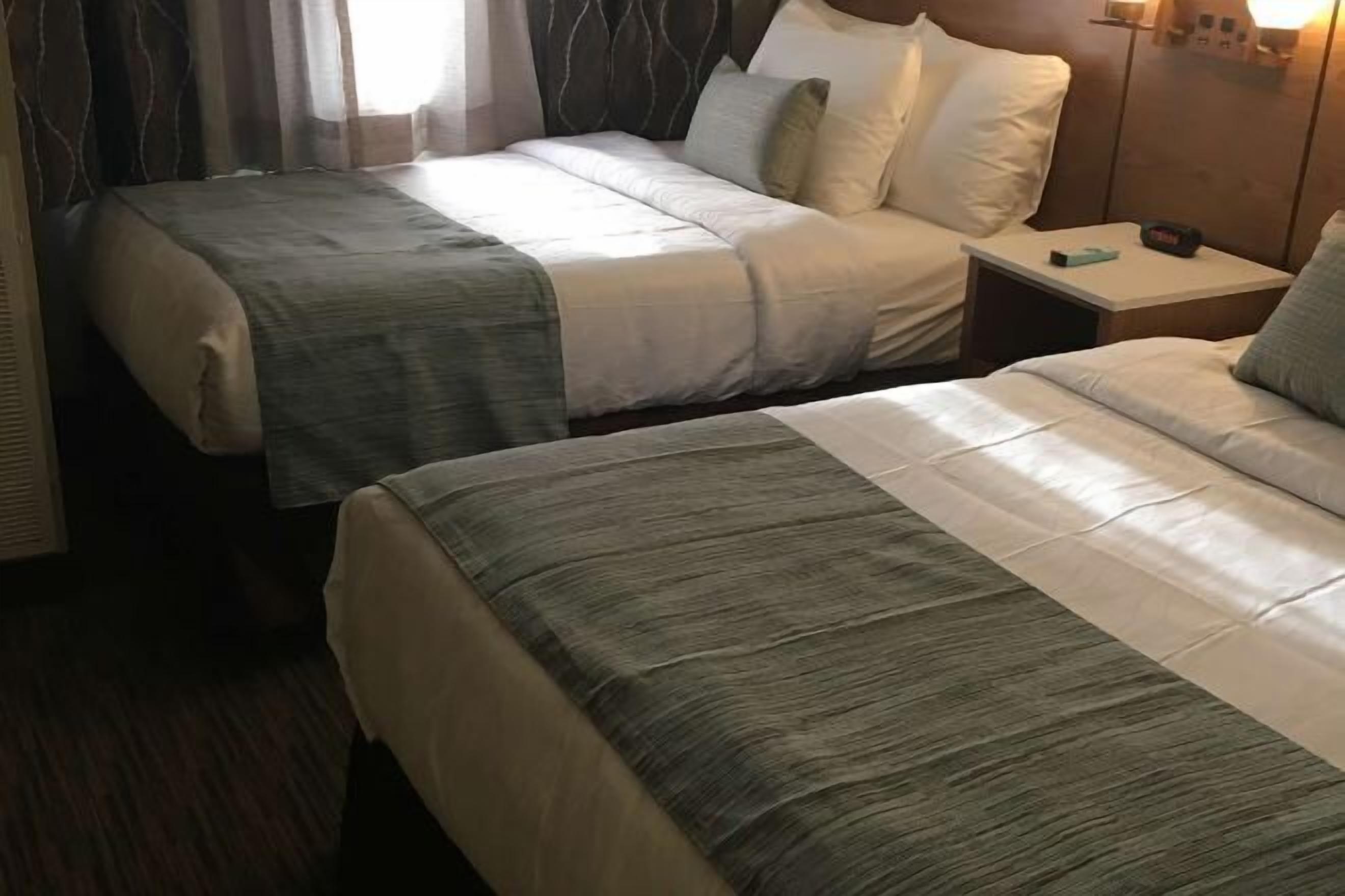 客房内保险箱、办公桌、熨斗/熨衣板、免费婴儿床