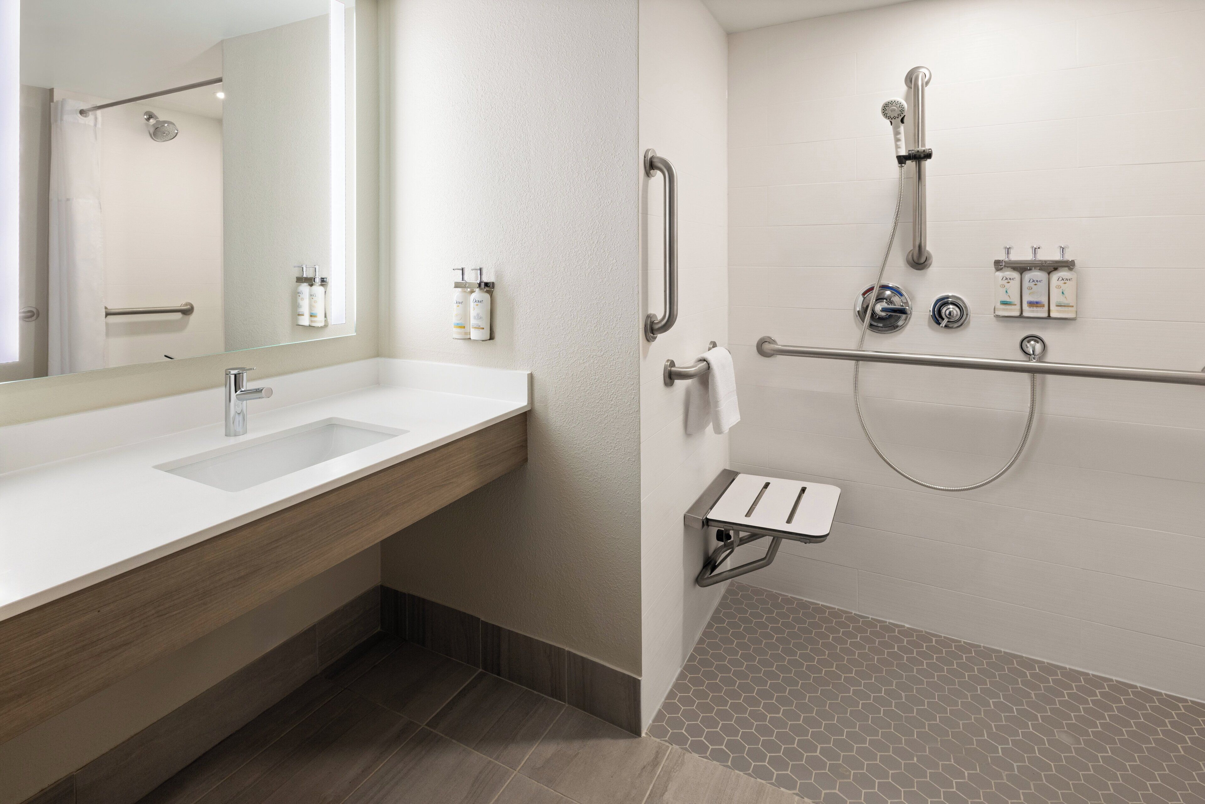 standard room, 1 king bed, accessible (roll-in shower) | pillow-top beds, in-room safe, desk, blackout curtains